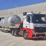 Movimiento de maquinaria industrial en las instalaciones del cliente