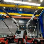 Instalación de puente grúa de doble carro en el techo de una nave industrial