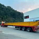 Transporte especial de puente grúa con unas medidas totales de 30m de largo y 3’85 de ancho desde nuestro almacén de Tagamanent hasta casa del cliente.