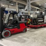 Movimiento de maquinaria de artes gráficas mediante carretillas elevadoras y pórtico hidráulico