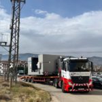 Transporte, descarga y ubicación a posición final de centro de mecanizado