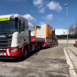 Sacar, cargar y transportar máquina a centro reciclador con un peso de 70.000 Kg.