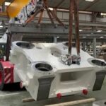 Descarga, verticalización y montaje de platos de 28.000 kg de cierre de inyectora