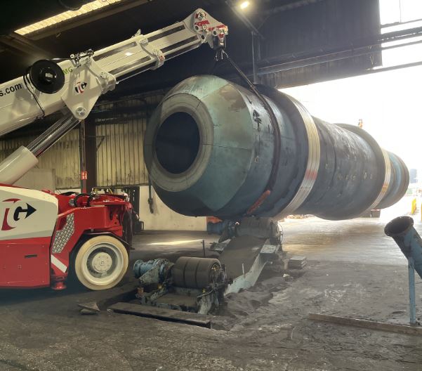 Movimiento-maquinaria-pesada-traslado-tambor-industrial