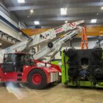 Carga y transporte de maquinaria de inyección de plástico