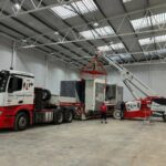 Carga, transporte y descarga de 2 Máquinas CNC con un peso máximo de 39.000 kg mediante nuestra grúa pick and carry